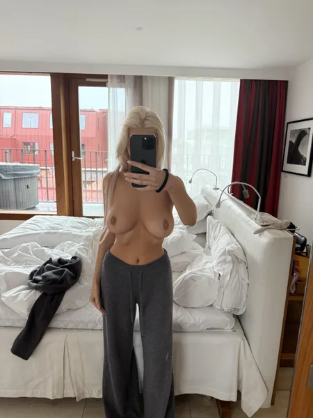 a quick nude after waking up