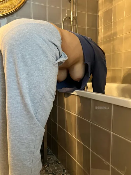 Real mom getting her hands dirty on this drain